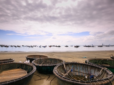 Fishing-boats-and-coracles-in-the-bay